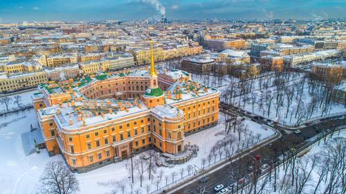 Это уникальное фото предоставляет взгляд на культурное наследие Санкт-Петербурга через призму его музейных богатств. Инженерный Замок, символ инженерного искусства, занимает центральное место, а панорамный взгляд с высоты раскрывает величественную архитектуру города. Этот снимок станет прекрасным дополнением к вашей коллекции фотографий Санкт-Петербурга.